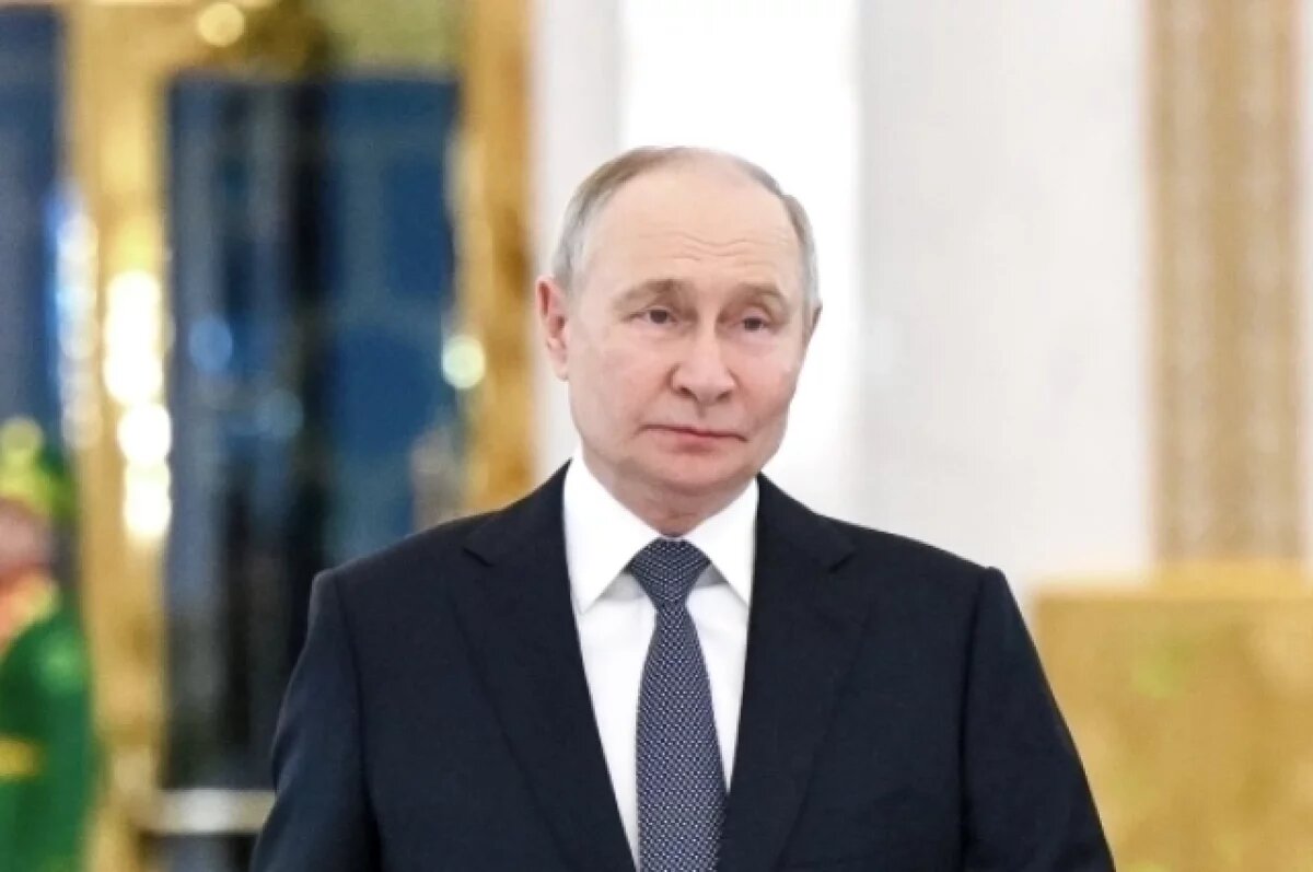    Путин в Ашхабаде возложил венок к Монументу Нейтралитета Туркмении