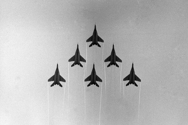    Синхронный пилотаж группы «Русские витязи» на авиабазе в Кубинке, 1992 год / Сергей Субботин/РИА Новости