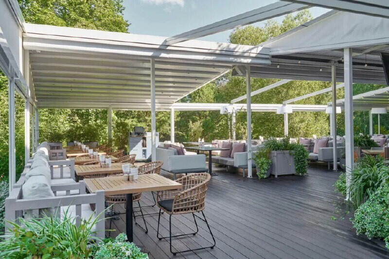 2,5 года назад мы монтировали террасную доску Экодекинг Комфорт 3D в цвете Венге для Чайхона №1 в Москве
Результат - на фото!
Сегодня доска выглядит как новая - без трещин, царапин и потери цвета.
Основные характеристики доски Комфорт 3D:
• Высоко прочная и долговечная
• Не требует регулярного обслуживания
• Устойчива к загрязнениям и сложным пятнам
• Имеет две рабочие поверхности: 3D тиснение под дерево и брашированный вельвет
Выбирайте для своих проектов прочную, стильную и удобную в уходе продукцию!