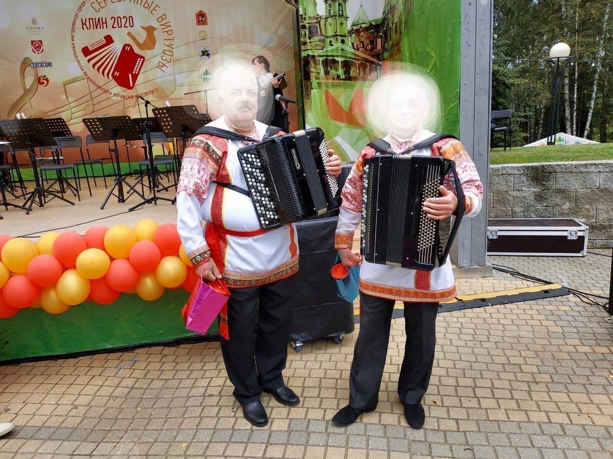 Наш дорогой музыкант слева. Обучал  младшего сына по классу Баян. Но, к сожалению, ни один из его учеников в баянисты не пошёл. 