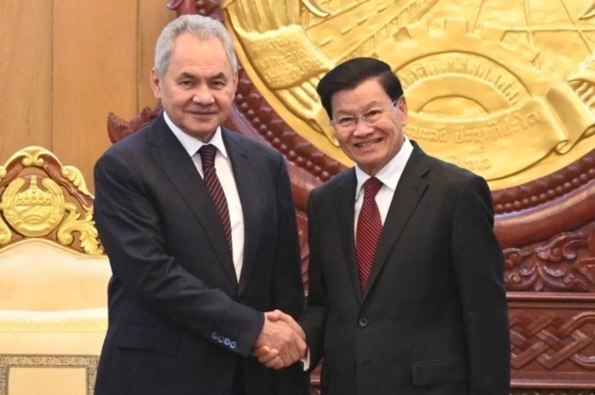    Шойгу вручил орден Александра Невского президенту Лаоса Сисулиту