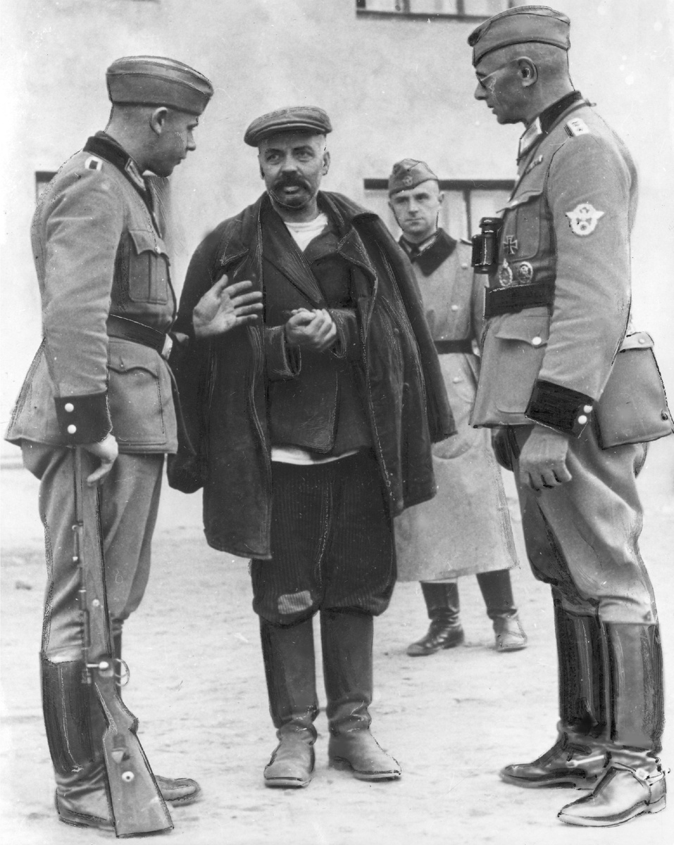 Генерал М.Т. Романов в гражданской одежде, задержанный немцами. Могилев, июль 1941 года.