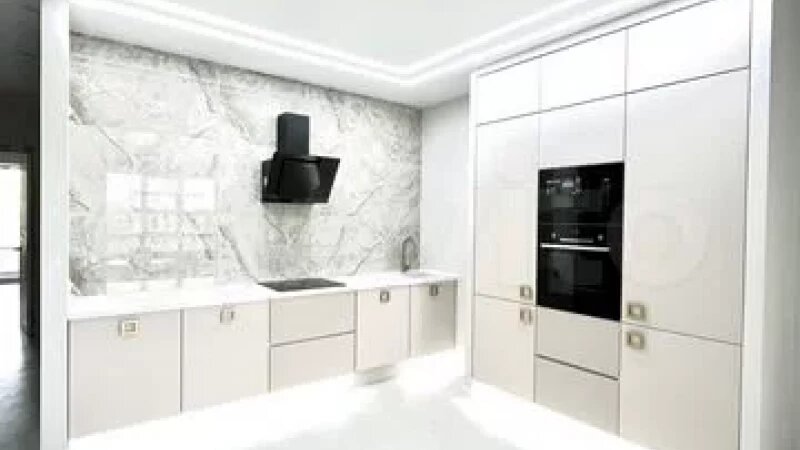     Ослепительную квартиру с кухней как в «раю» продают в Барнауле.  «Авито»