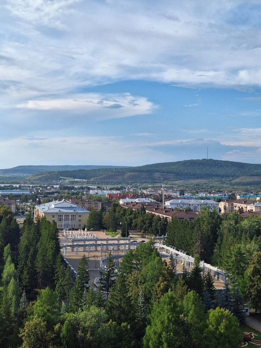 Вид на Альметьевск с колеса обозрения.