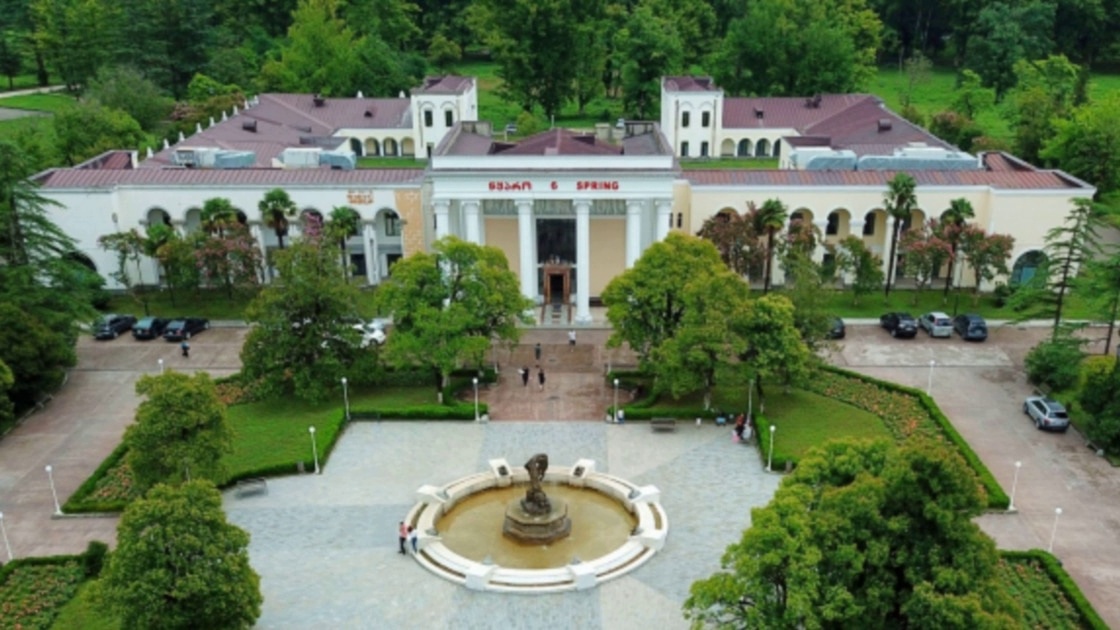 Бывший санаторий Министерства обороны не прекращал свою работу. Сейчас это один из лучших в Цхалтубо (листайте галерею)