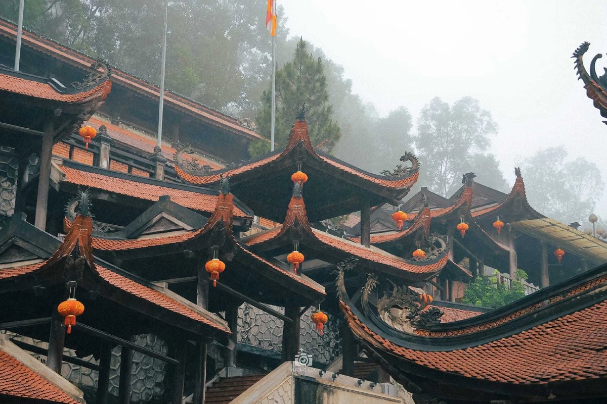 Примерно в 40 км к северо-западу от центра Ханоя пагода Нон Нуок расположена в комплексе реликвий храма Шок в коммуне Шокшон.