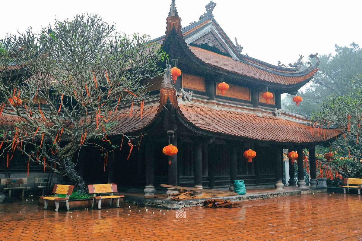 Проект находится на высоте около 110 м над уровнем моря, в окружении дугообразного горного хребта с видом на чистое голубое озеро Дентуонг впереди.