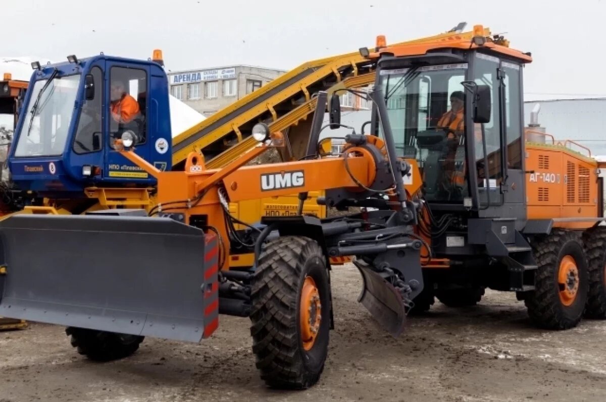    В Сургуте на улицы вышла новая снегоуборочная машина от Брянского завода