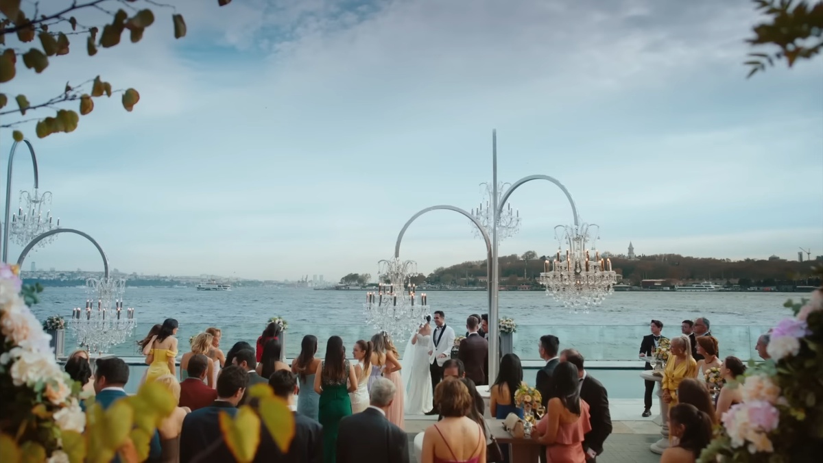 кадр из сериала "Стамбульская история"