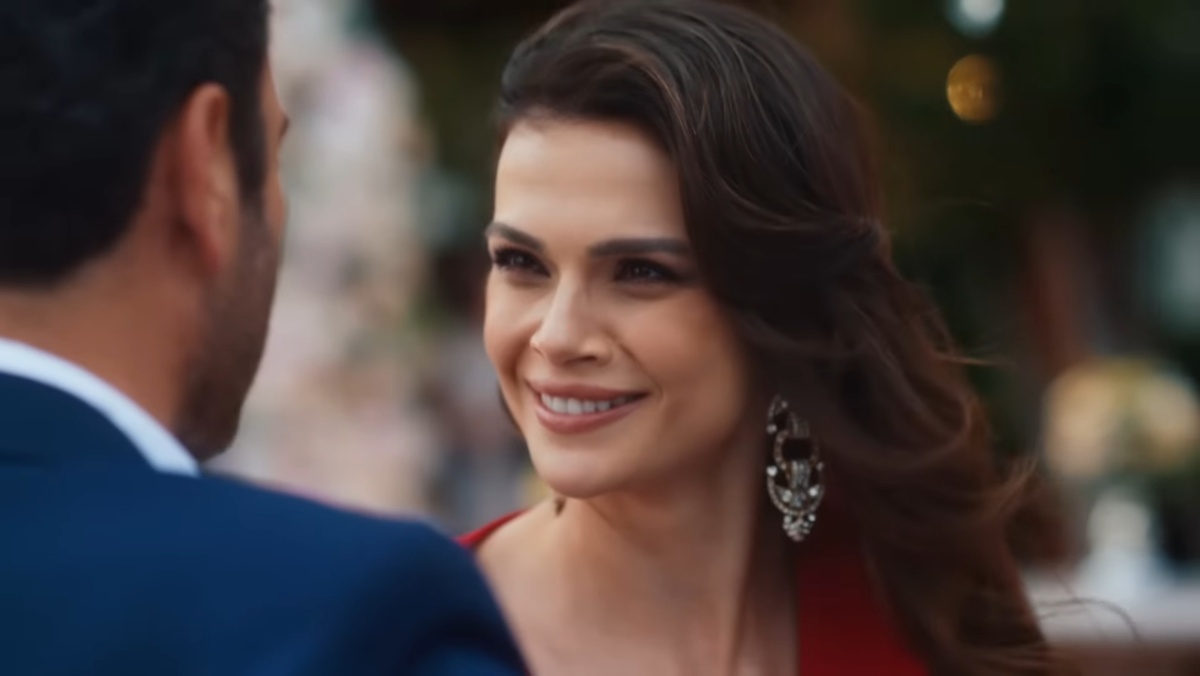 кадр из сериала "Стамбульская история"