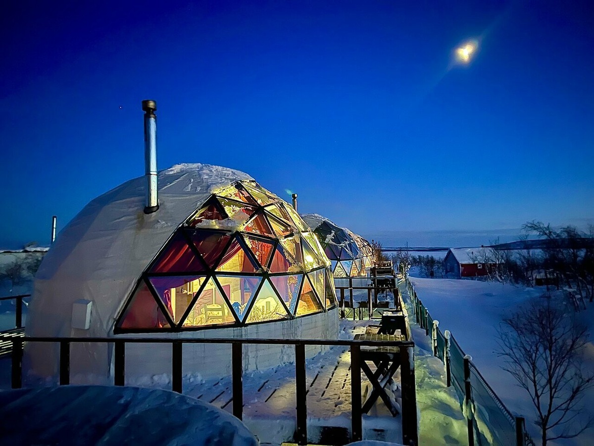 В «Аврора Вилладж» есть семь купольных домиков диаметром около шести метров и площадью 28 кв. м. Треть конструкции составляет прозрачная сфера из двойного стекла. Фото: «Аврора Вилладж» / Яндекс Путешествия