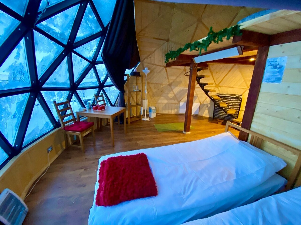 В каждом иглу есть стационарное отопление, печь, тёплый пол, полноценный санузел с душем, горячей и холодной водой, а также комфортные спальные места. Фото: «Аврора Вилладж» / Яндекс Путешествия