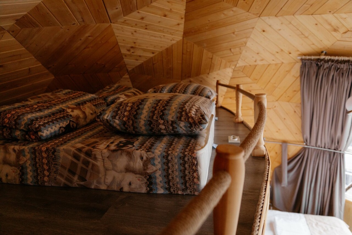 Иглу вмещают до пяти человек. Базово в каждом — две кровати на первом этаже и две на верхнем ярусе. За дополнительную плату в 2000 рублей можно установить пятую кровать. Фото: «Аврора Вилладж» / Яндекс Путешествия