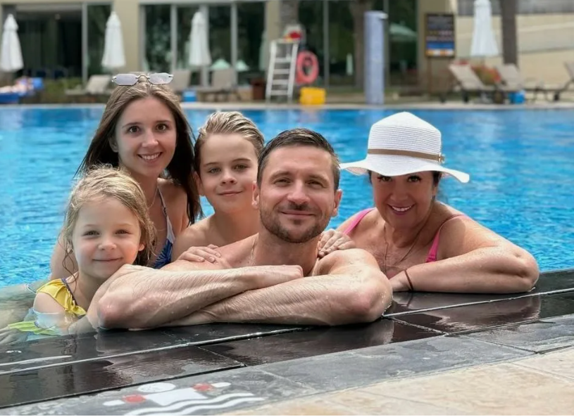 Сергей Лазарев с племянницей, мамой, дочкой и сыном. Фото: starhit.ru