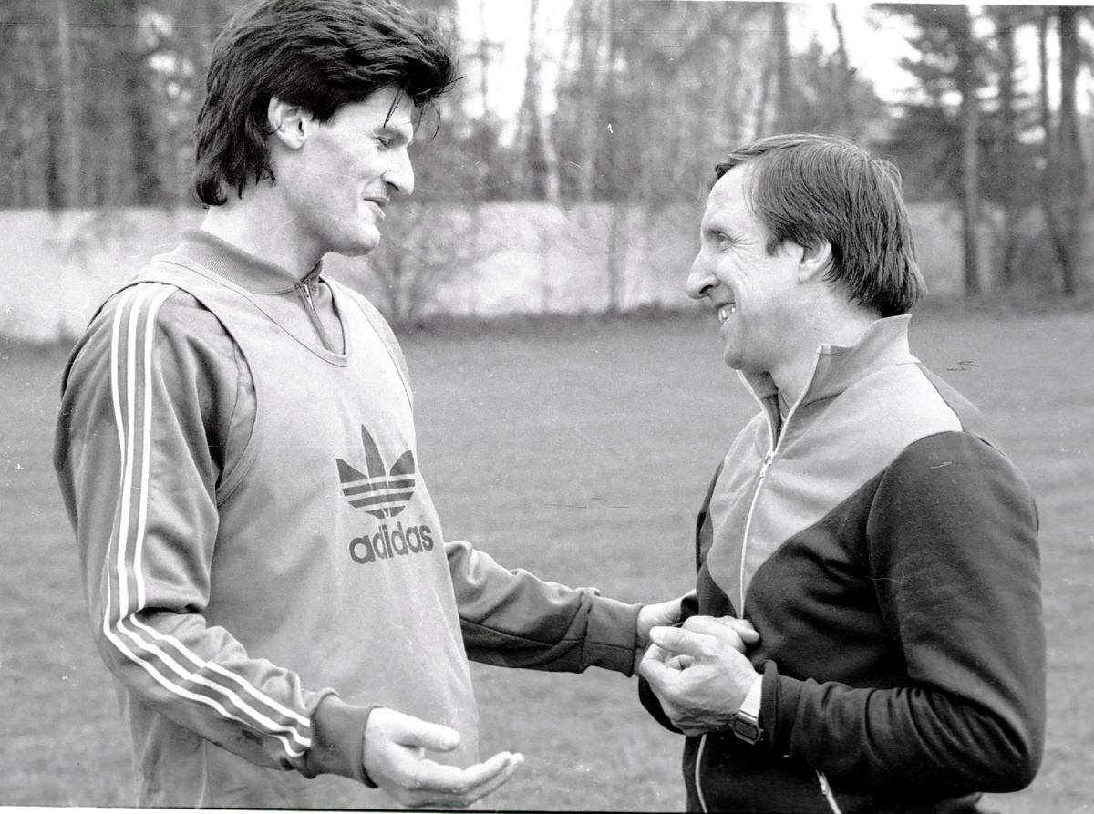 Начальник команды Владимир Коротков (справа) с первым и единственным в советском
футболе американским легионером Дейлом Малхолландом. 1990 год