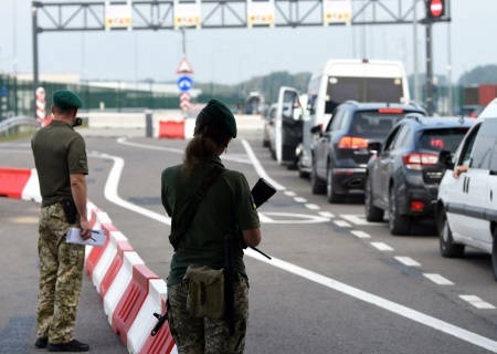    Отток старшеклассников и 18—22-летних парней с Украины не просто продолжается — он набирает обороты