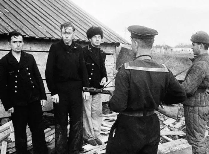 Советские моряки и пленные