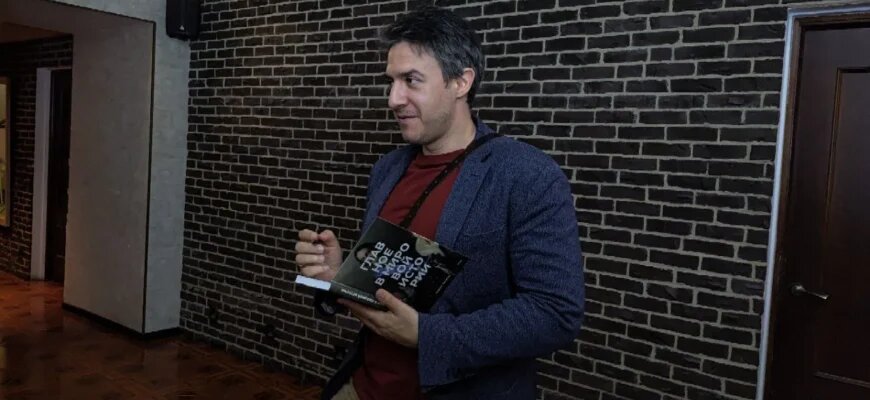    Филатов Георгий Андреевич - доцент Президентской академии, старший научный сотрудник Института всеобщей истории РАН, кандидат исторических наук, преподаватель Школы журналистики имени Владимира Мезенцева в интервью о разнице между историками и журналистами. Максим Сахаров