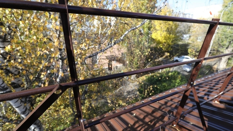    Теперь на старом доме установлена новая крыша Фото: Дмитрий Ахмадуллин / / ИА «Победа26»