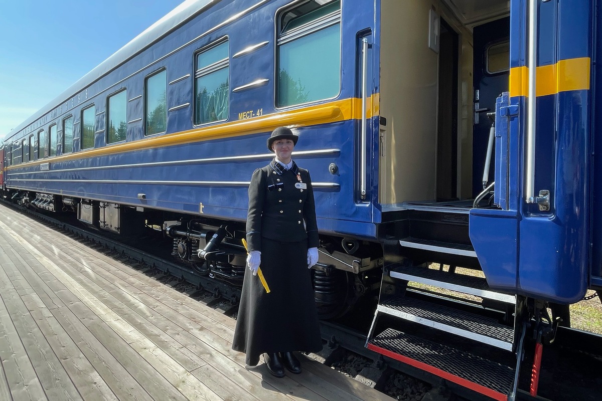 Проводники носят винтажную форму: зимой светлые тулупы, в межсезонье — пальто и шляпки