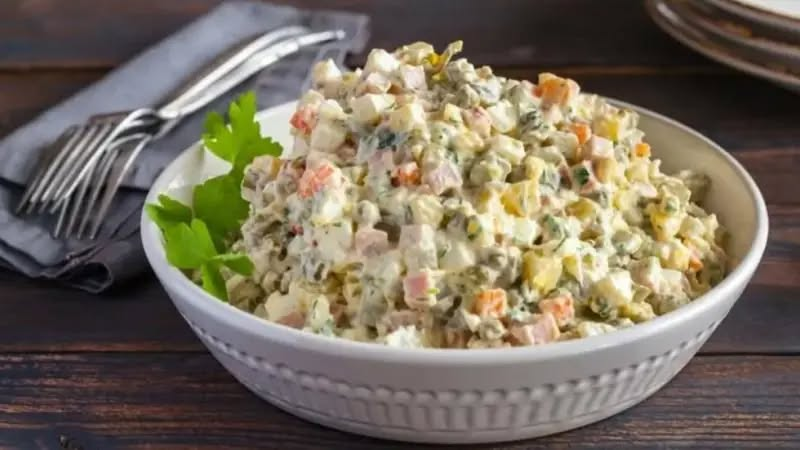 В Эстонии предложили запретить салат Оливье. "Главная проблема этого блюда - распространение алкоголизма"