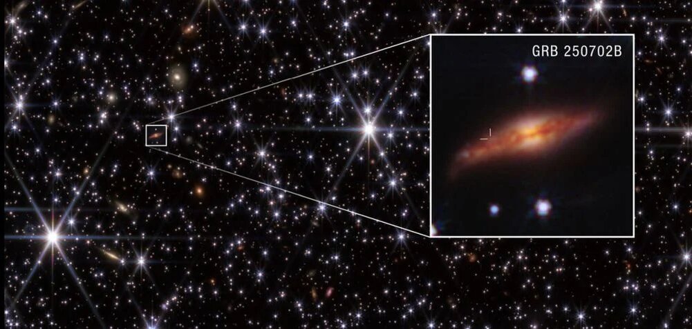 JWST сделал этот снимок галактики, в которой произошёл гамма-всплеск GRB 250702B. Это исключает возможность того, что гамма-всплеск был вызван сверхмассивной чёрной дырой в центре галактики. Изображение Источник: NASA, ESA, CSA, Х. Сирс (Ратгерский университет). Изображение обработка: А. Пэган (STScI)