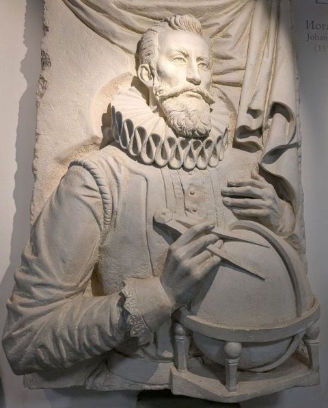 Кеплер. Рельеф в фойе Музея космонавтики в Москве. Фото моё.