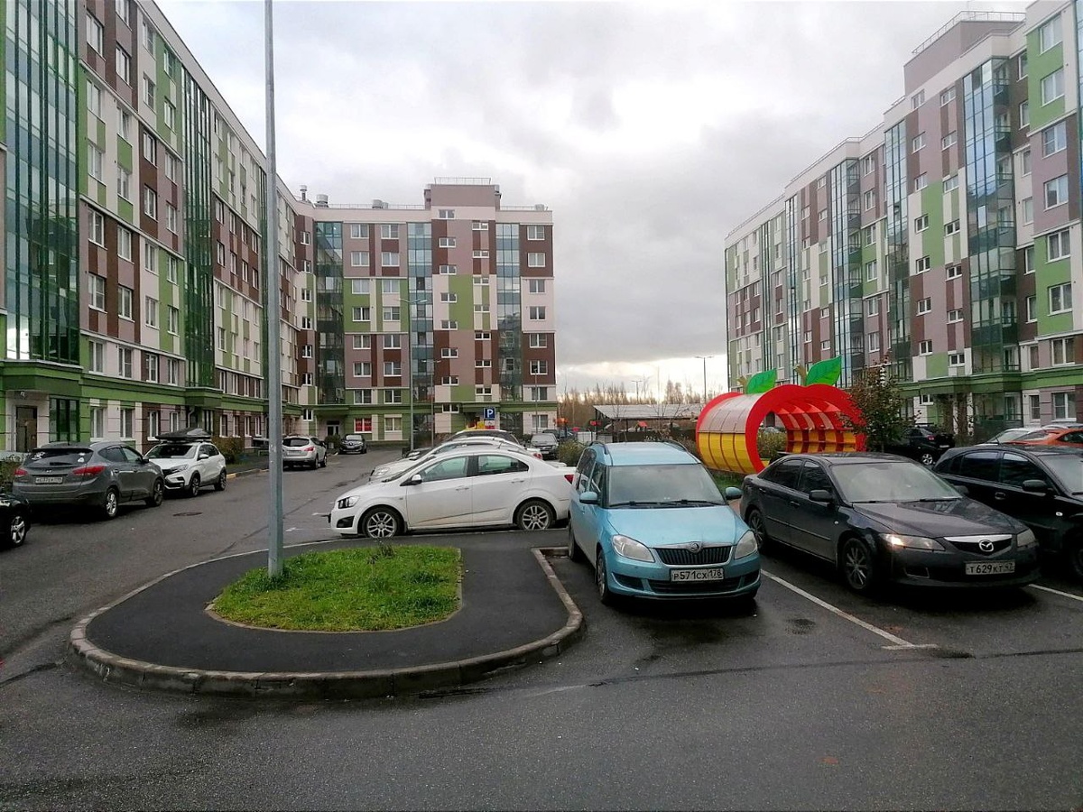Парковка во дворе дома в Санкт-Петербурге.