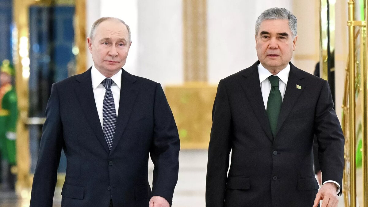 Президент РФ Владимир Путин и председатель народного совета Туркменистана Гурбангулы Бердымухамедов во время встречи в Ашхабаде / © Sputnik