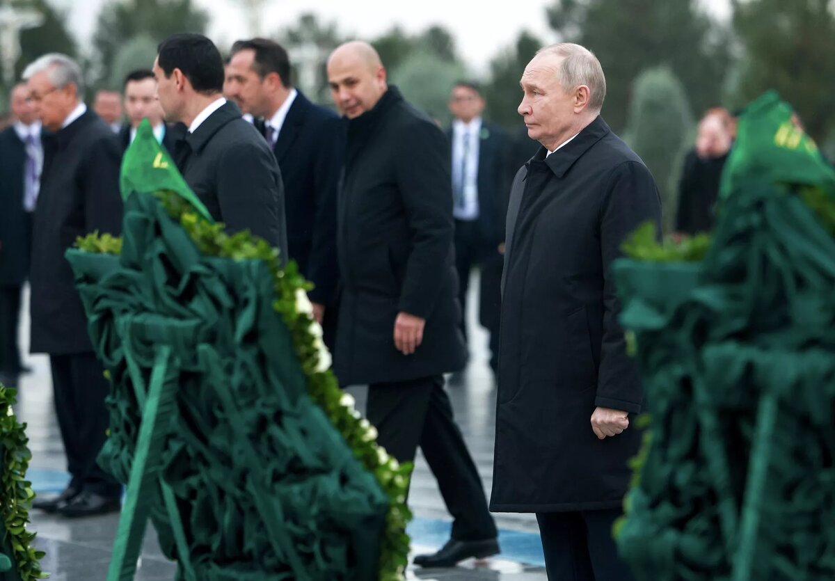 Президент РФ Владимир Путин на церемонии возложения цветов к Монументу Нейтралитета в Ашхабаде / © POOL
