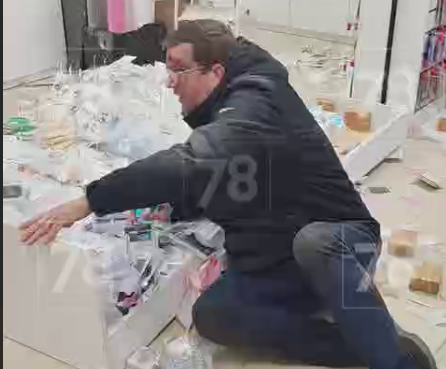 Мужик в Питере так хотел познакомиться с сотрудницей, что разнес целый маникюрный магазин