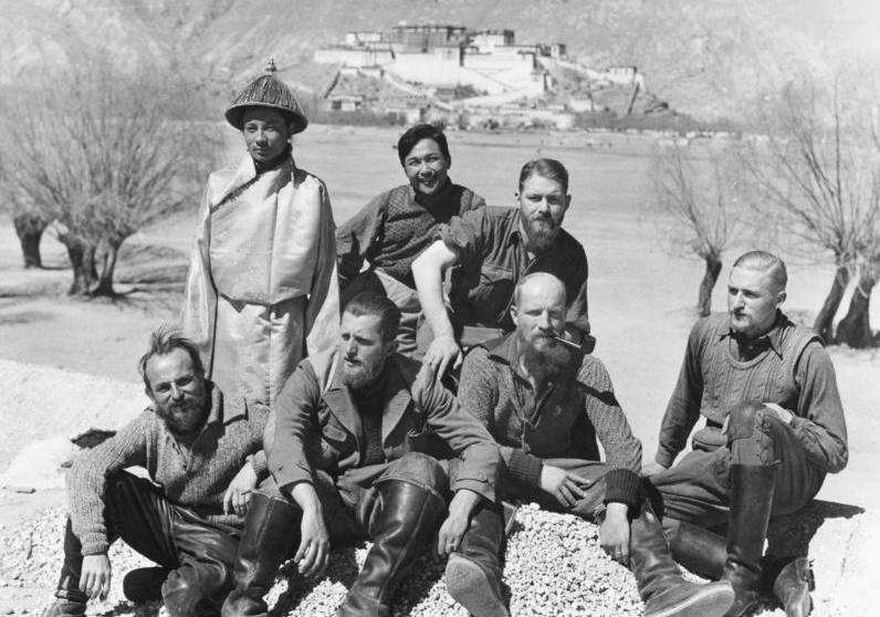 В Лхасе. Стоят Рабден Хази (проводник), Кайзер Бахадур Тхапа (переводчик), Шефер. Сидят Краузе, Геер, Винерт, Бегер.