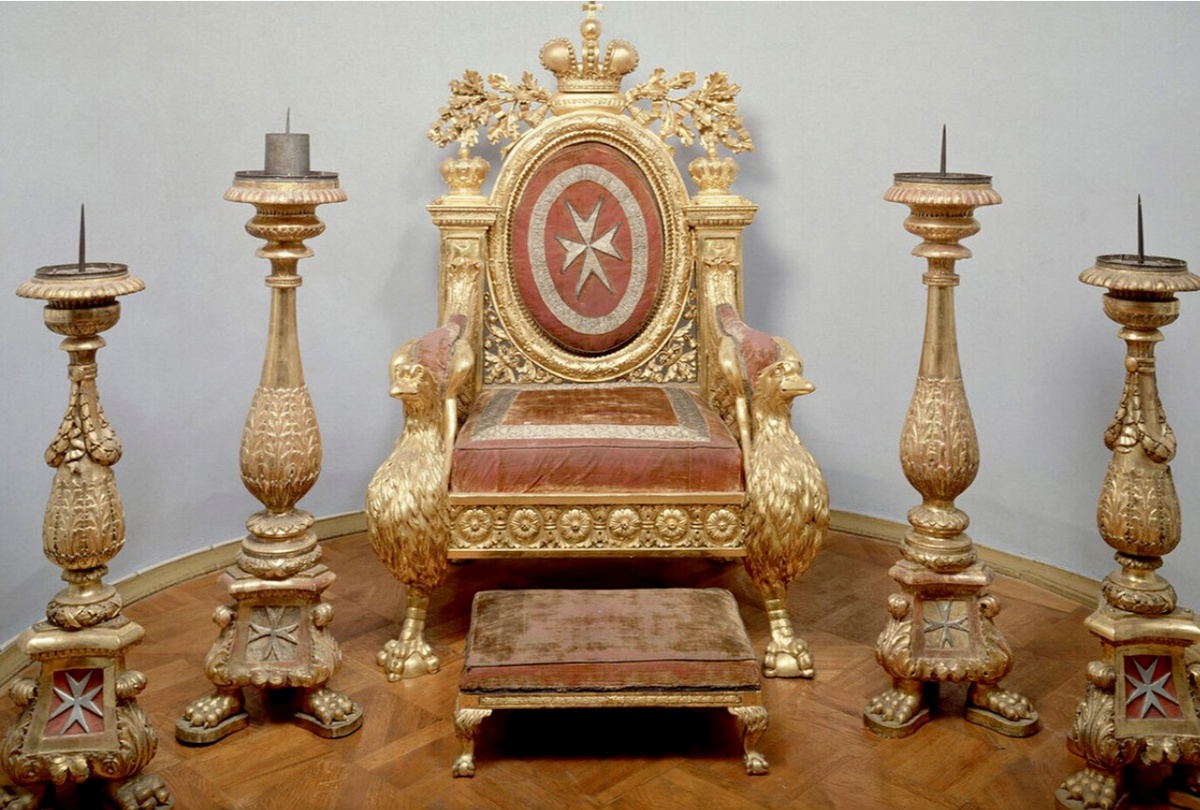 Трон. С сайта mk.ru