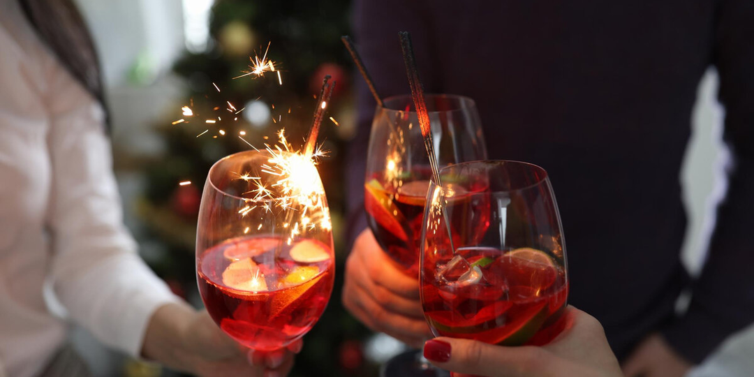7 новогодних коктейлей, которые бюджетно заменят классические напитки