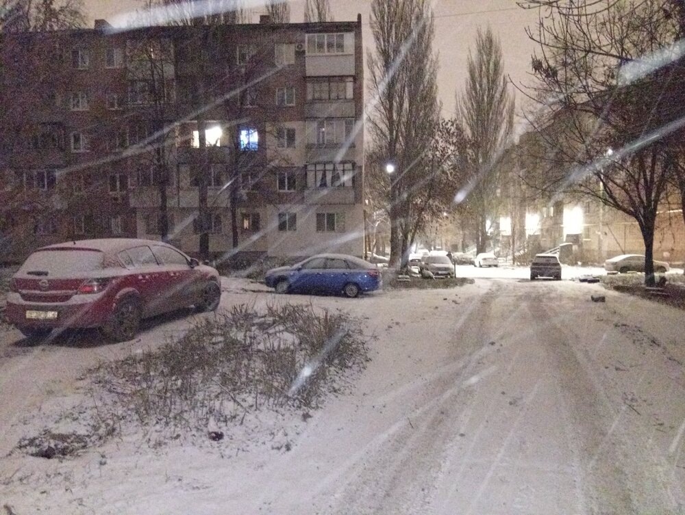 Это не дефект фото. Так выглядят траектории снежинок при работе вспышки на смартфоне.