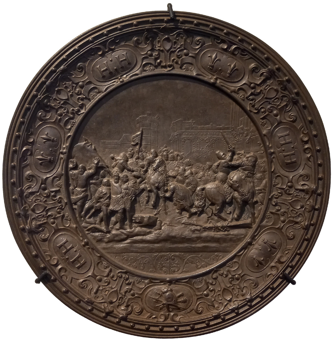 Блюдо декоративное с барельефом «Вступление короля Генриха IV в Париж 22 марта 1594 г.»
Вторая половина XIX г. Германия. 
Литьё, чугун. 
Диаметр 33 см.
Из собрания Государственного музея истории религии
