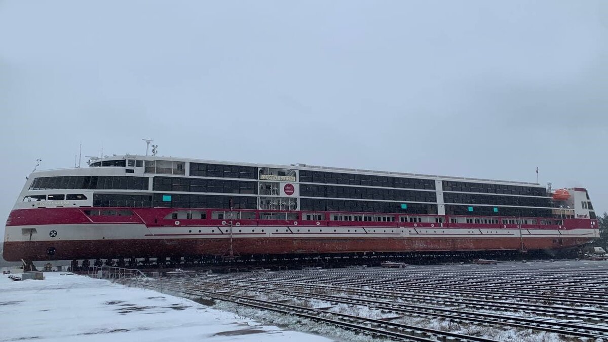   Круизный лайнер «Мустай Карим»