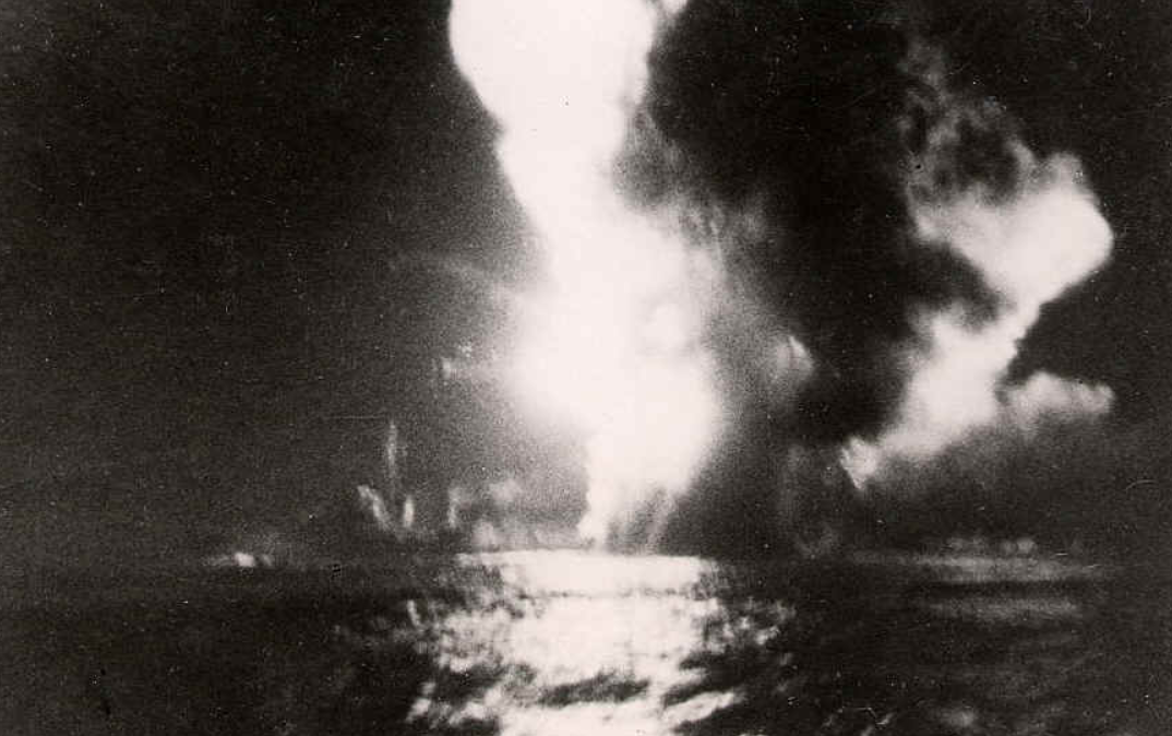 Попадание торпеды в контрмионосец "Ягуар"