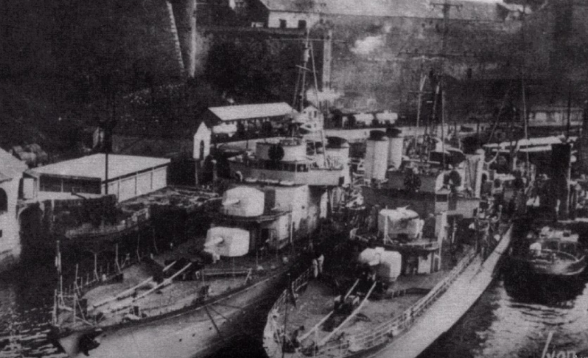 Французские контрминоносцы ("Бизн", "Линкс") в доке, Брест, 1930 год 