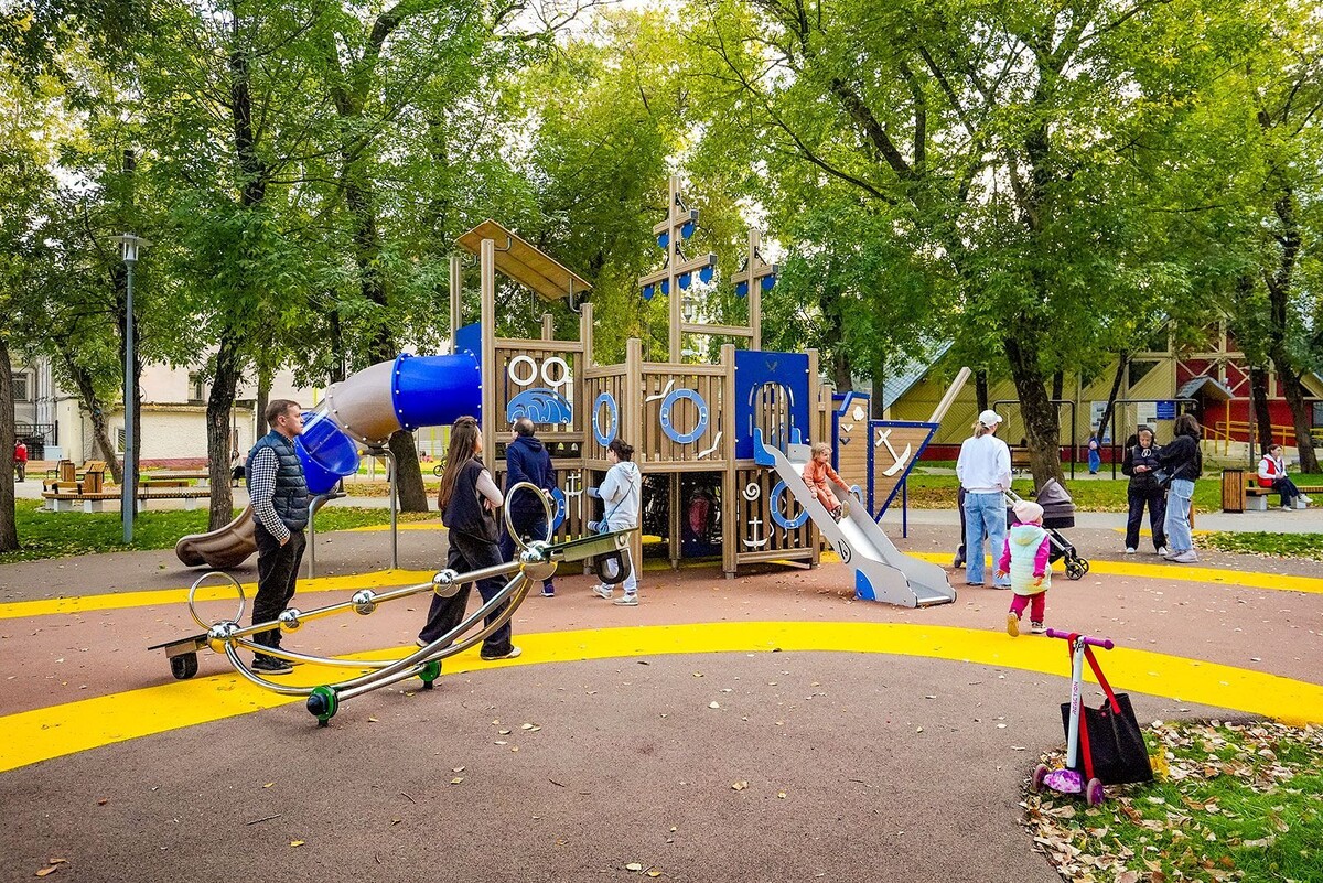    Новый экостильный спорткомплекс и детская площадка появились в Милютинском саду