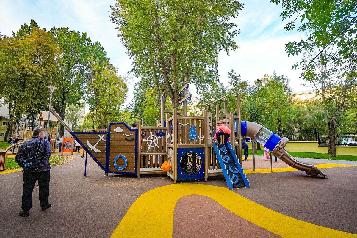    Новый экостильный спорткомплекс и детская площадка появились в Милютинском саду