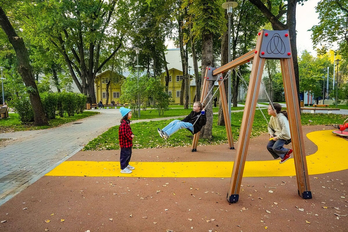    Новый экостильный спорткомплекс и детская площадка появились в Милютинском саду