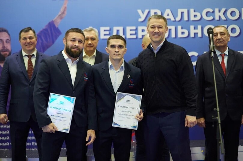     Руслан Багдасарян, Уали Куржев, координатор проекта «Выбор сильных» в Свердловской области Алексей Свалов / фото предоставлено Федерацией самбо Свердловской области