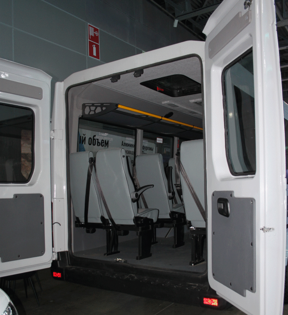    Распашные двери на заднем торце кузова послужат и запасным выходом