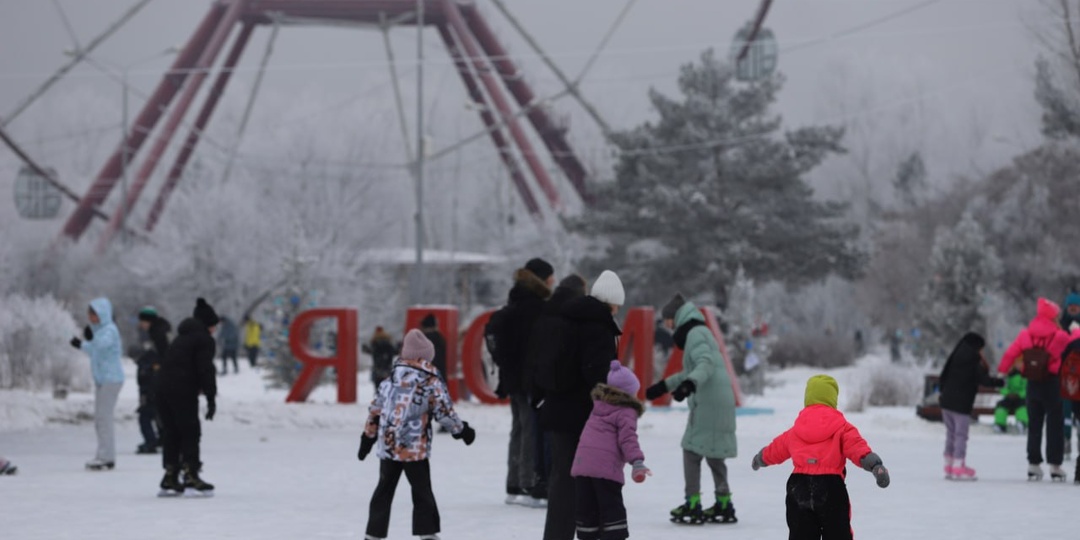 В Иркутске на острове Конный начали заливать большой каток