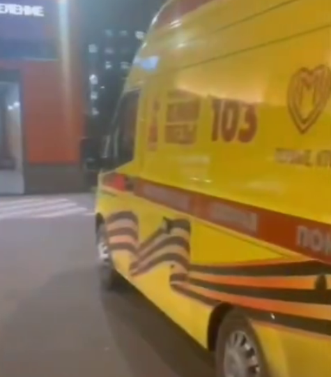 ГАИ остановили спецавтомобиль 103 из-за Георгиевской ленты и надписей, которые не соответствовали стандартам. Получен штраф.