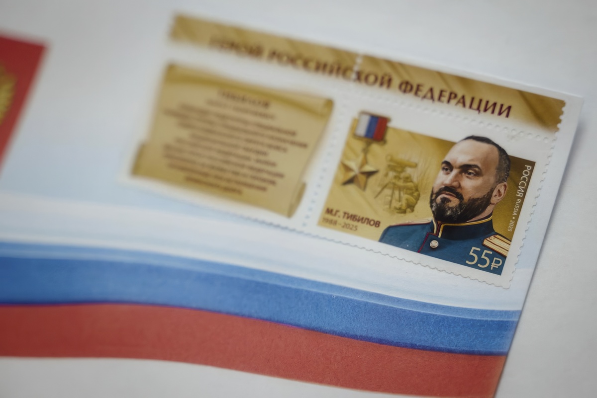 Затем куряне возложили цветы и венки к памятнику «Скорбящая мать» в Пролетарском сквере. В возложении приняли участие губернатор Курской области Александр Хинштейн, Герой России Сергей Бачериков, представители регионального правительства, депутаты областной Думы, волонтёры, ветераны боевых действий, горожане.