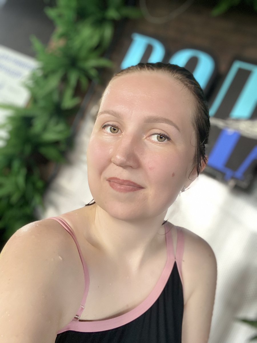 Перманентный макияж в бассейне добавляет акценты, без него было бы просто белое лицо.