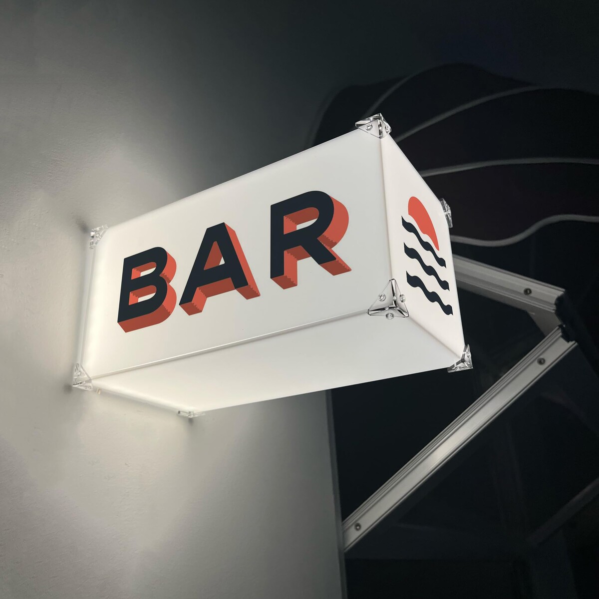 Описание: Наружная вывеска локального бизнеса на оживленной улице.
Источник: Unsplash