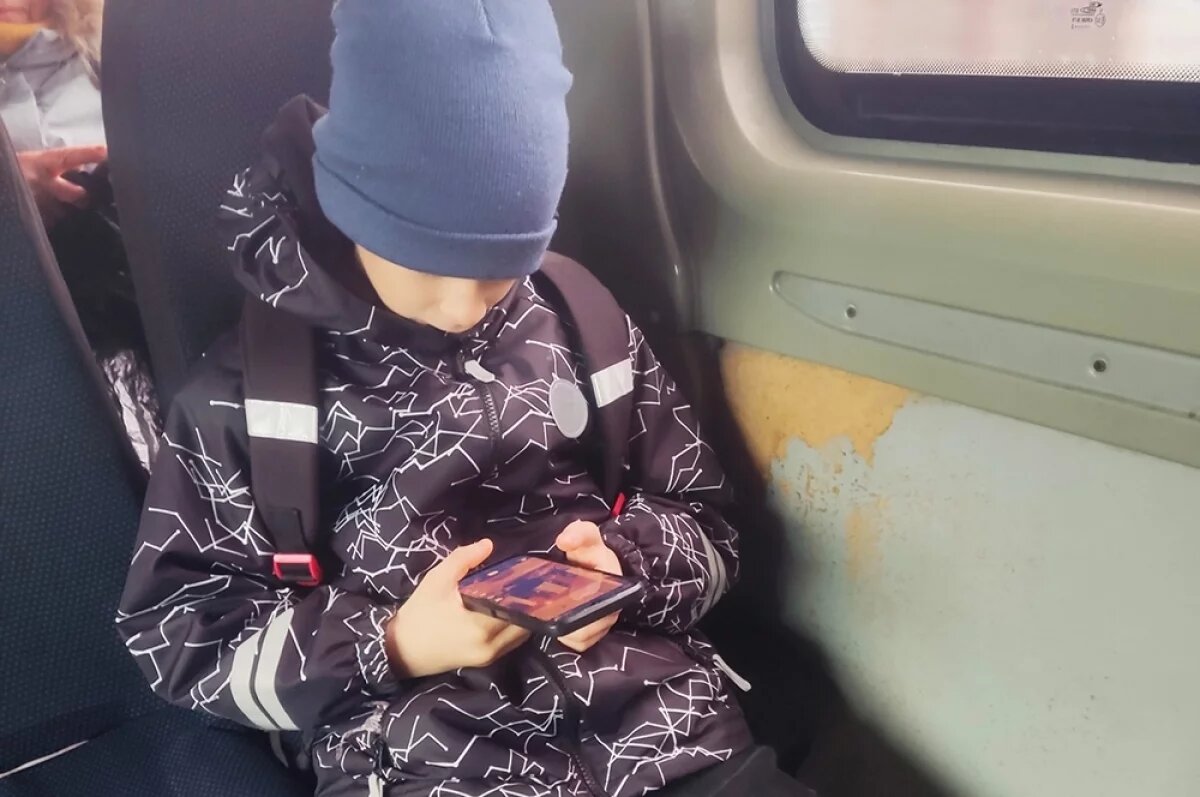    Дети всё меньше общаются в реальной жизни и страдают от этого.